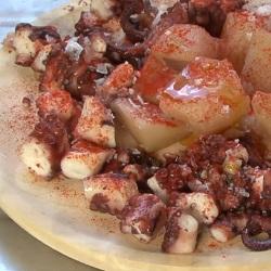 Blæksprutte med kartofler, paprika og salt, blæksprutte